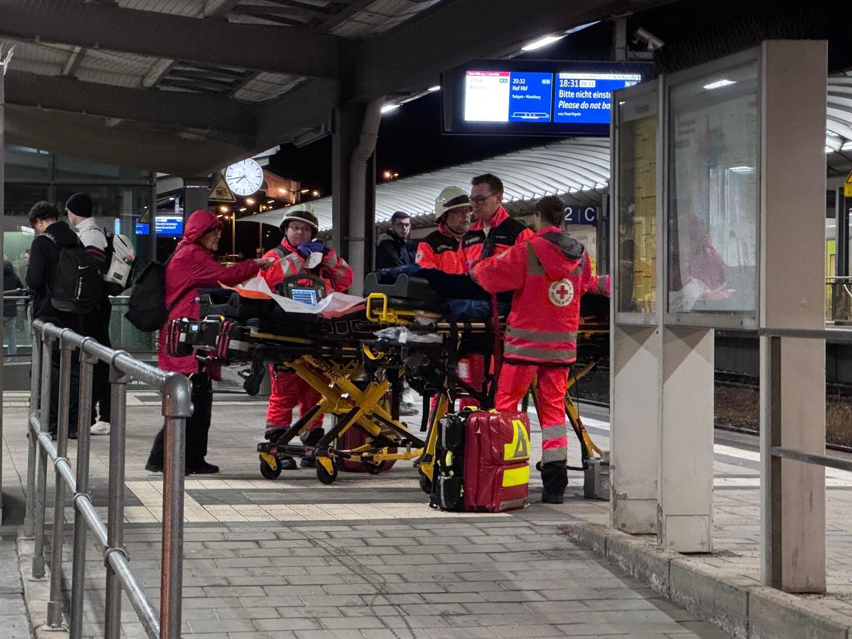 Der Bahnhof war stundenlang gesperrt. Laut Schätzung, so berichtet es die dpa, sollen 100 bis 150 Menschen vorerst im Bahnhof Bayreuth gestrandet sein. Das Bahnunternehmen Agilis und die Deutsche Bahn setzten Ersatzbusse ein. Bis zum frühen Donnerstagmorgen waren alle Gleise am Bahnhof in Bayreuth gesperrt, der Zugverkehr stand komplett still.