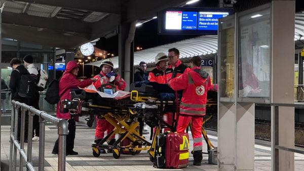 Der Bahnhof war stundenlang gesperrt. Laut Schätzung, so berichtet es die dpa, sollen 100 bis 150 Menschen vorerst im Bahnhof Bayreuth gestrandet sein. Das Bahnunternehmen Agilis und die Deutsche Bahn setzten Ersatzbusse ein. Bis zum frühen Donnerstagmorgen waren alle Gleise am Bahnhof in Bayreuth gesperrt, der Zugverkehr stand komplett still.