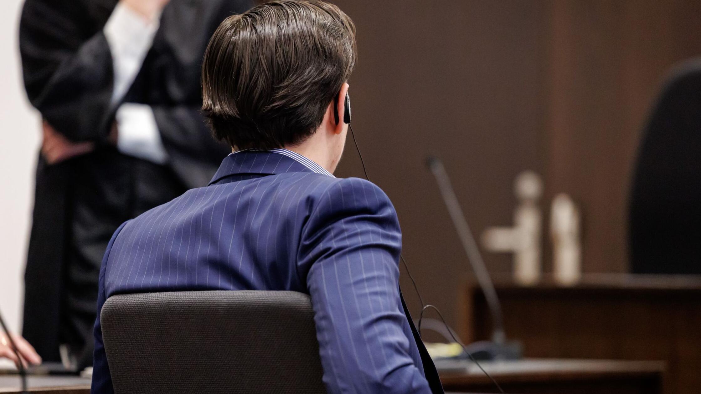 Ein Angeklagter sitzt zu Prozessbeginn im Sitzungs