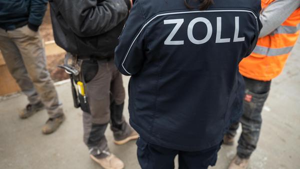 ARCHIV - 16.04.2021, Thüringen, Erfurt: Mitarbeite