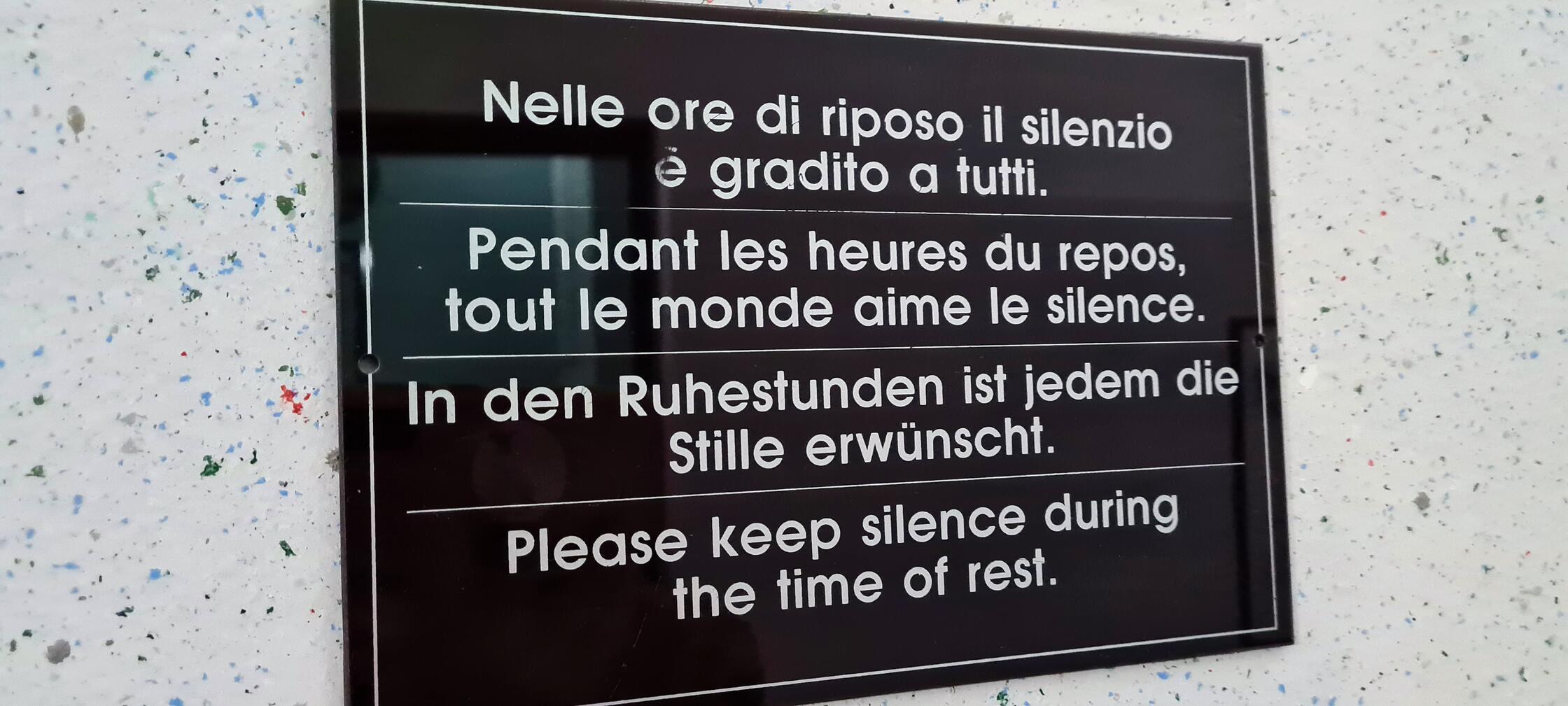 „Anhängendes Schild habe im Urlaub in Italien Nähe Rimini auf dem Flur unseres Hotels entdeckt! So putzig ausgedrückt!“, schreibt Uschi Wendel aus Neustadt/Aisch.