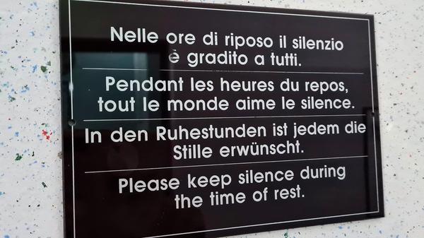 „Anhängendes Schild habe im Urlaub in Italien Nähe Rimini auf dem Flur unseres Hotels entdeckt! So putzig ausgedrückt!“, schreibt Uschi Wendel aus Neustadt/Aisch.