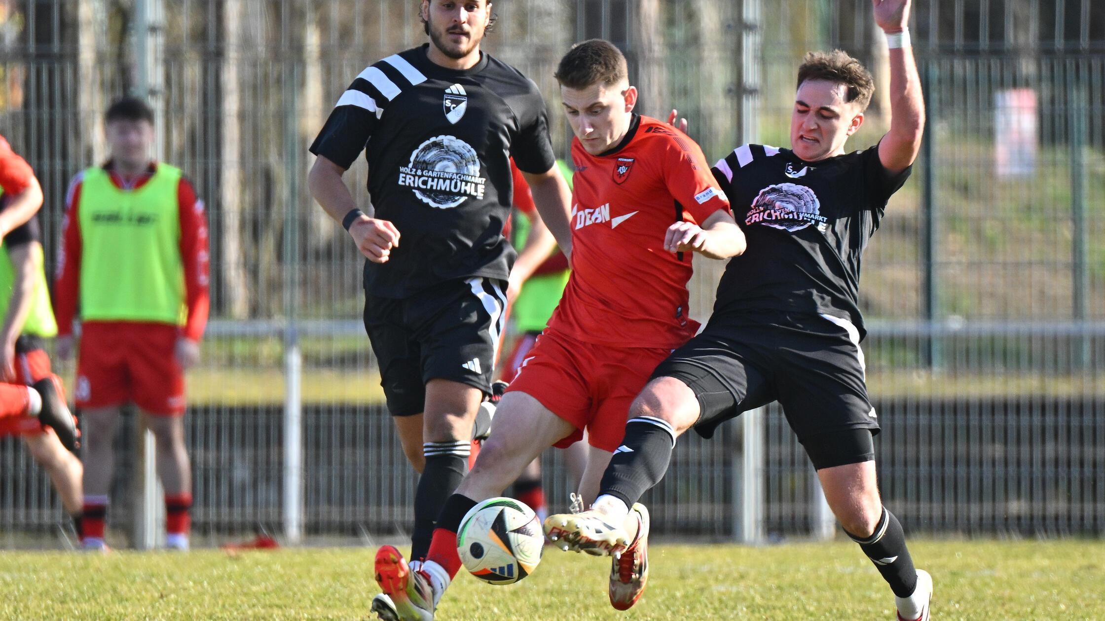 Selim Mjaki (rot) vom ASV Neumarkt ist auch gegen 