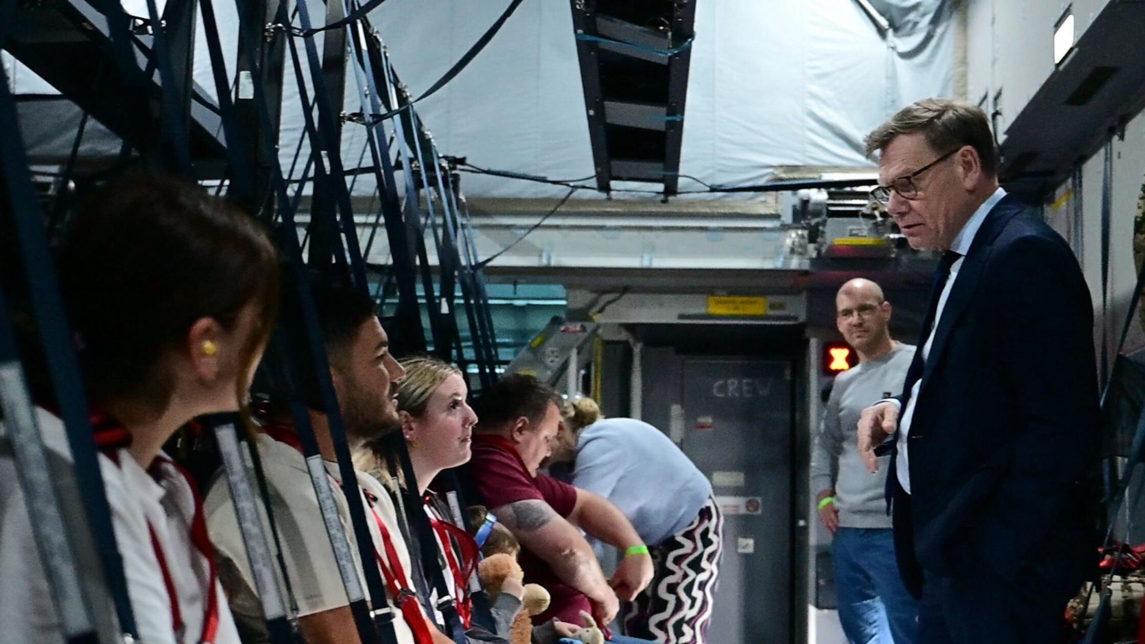 Johann Wadephul (CDU, r), Außenminister, spricht a