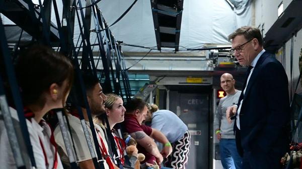 Johann Wadephul (CDU, r), Außenminister, spricht a