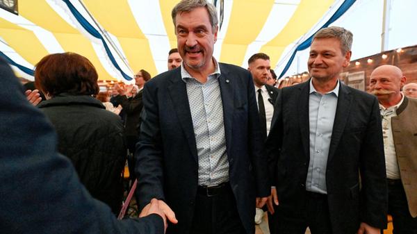 Bayerns Ministerpräsident Markus Söder (l, CSU) un
