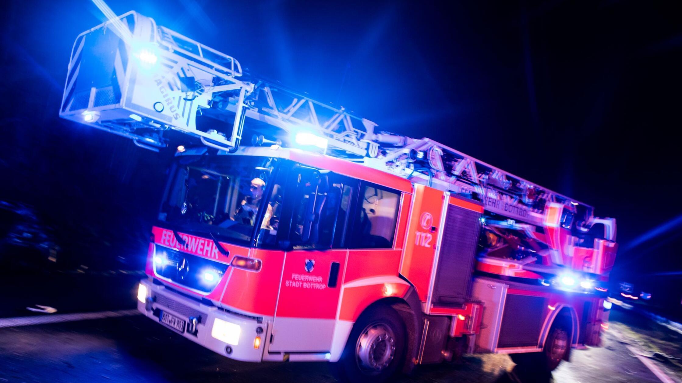 Ein Drehleiterwagen der Feuerwehr fährt mit Blauli