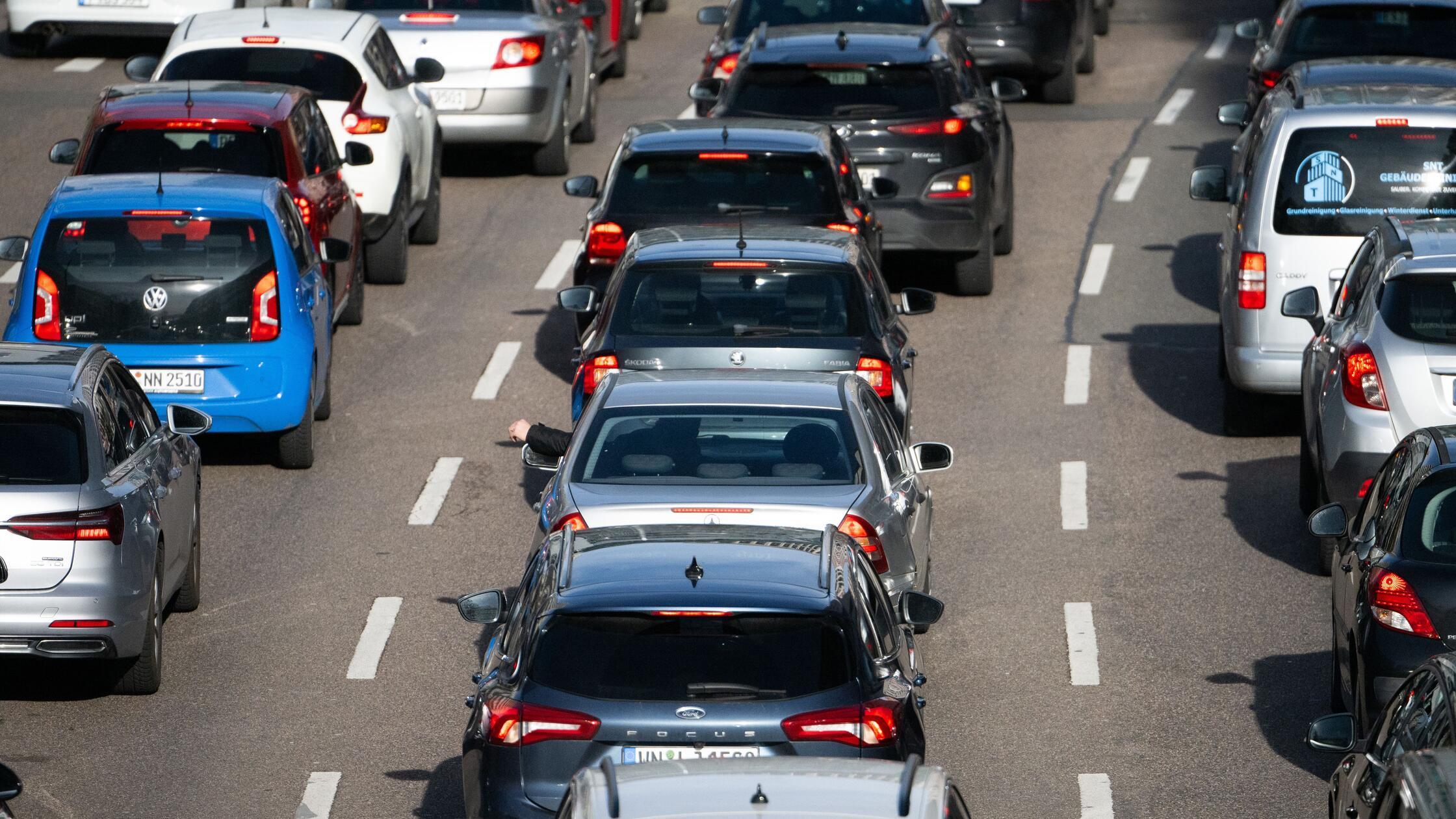 Autos stehen auf der Autobahn im Stau. (zu dpa: «S