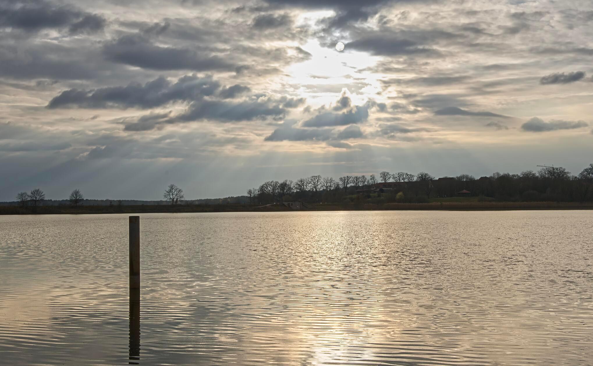 Die "goldene Stunde" konnte unser Leser Dr. Jens Schwenke am Rothsee festhalten.