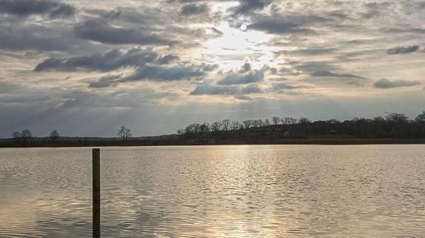 Die "goldene Stunde" konnte unser Leser Dr. Jens Schwenke am Rothsee festhalten.