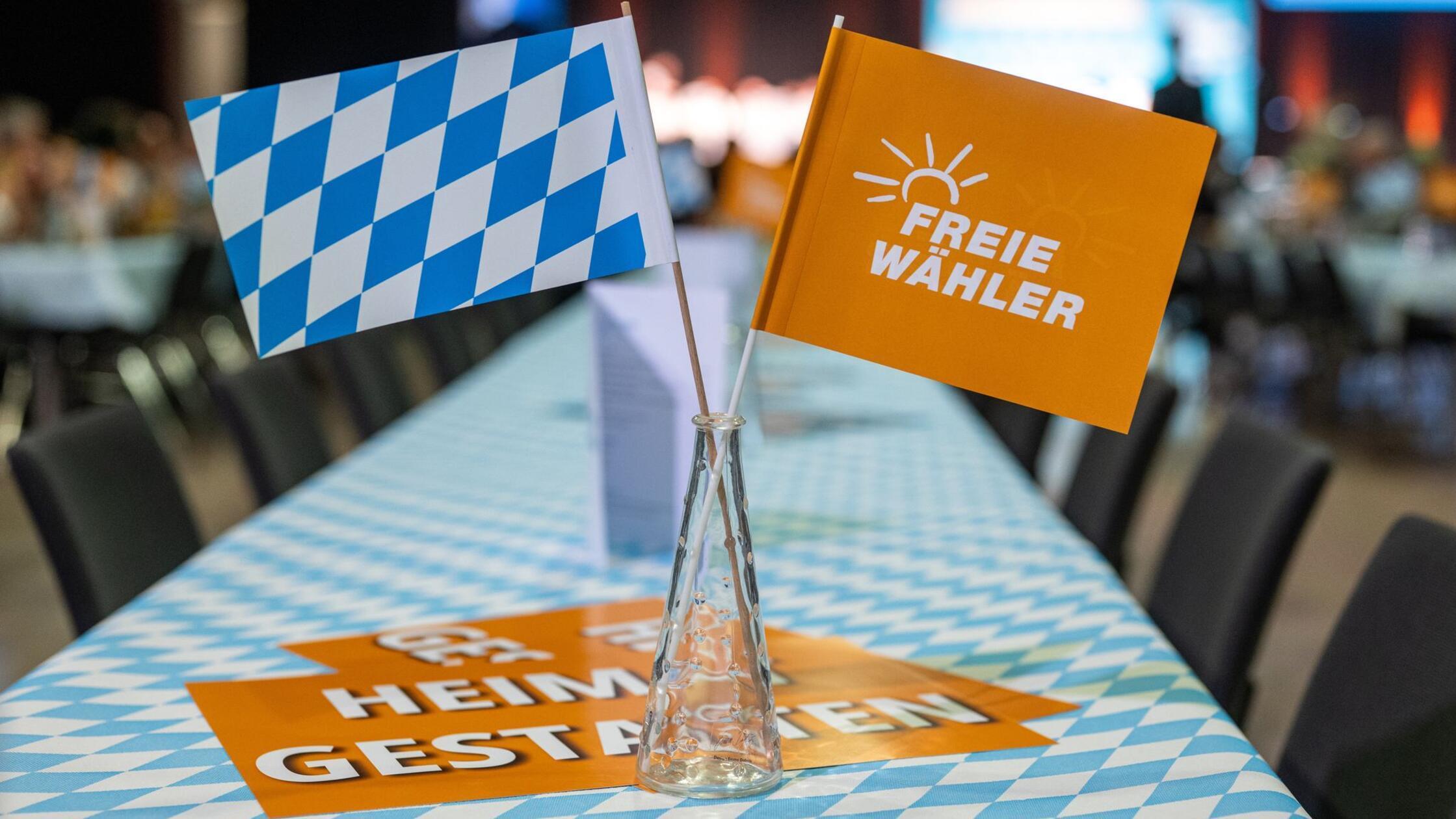 Auf einem Tisch beim jüngsten politischen Aschermi