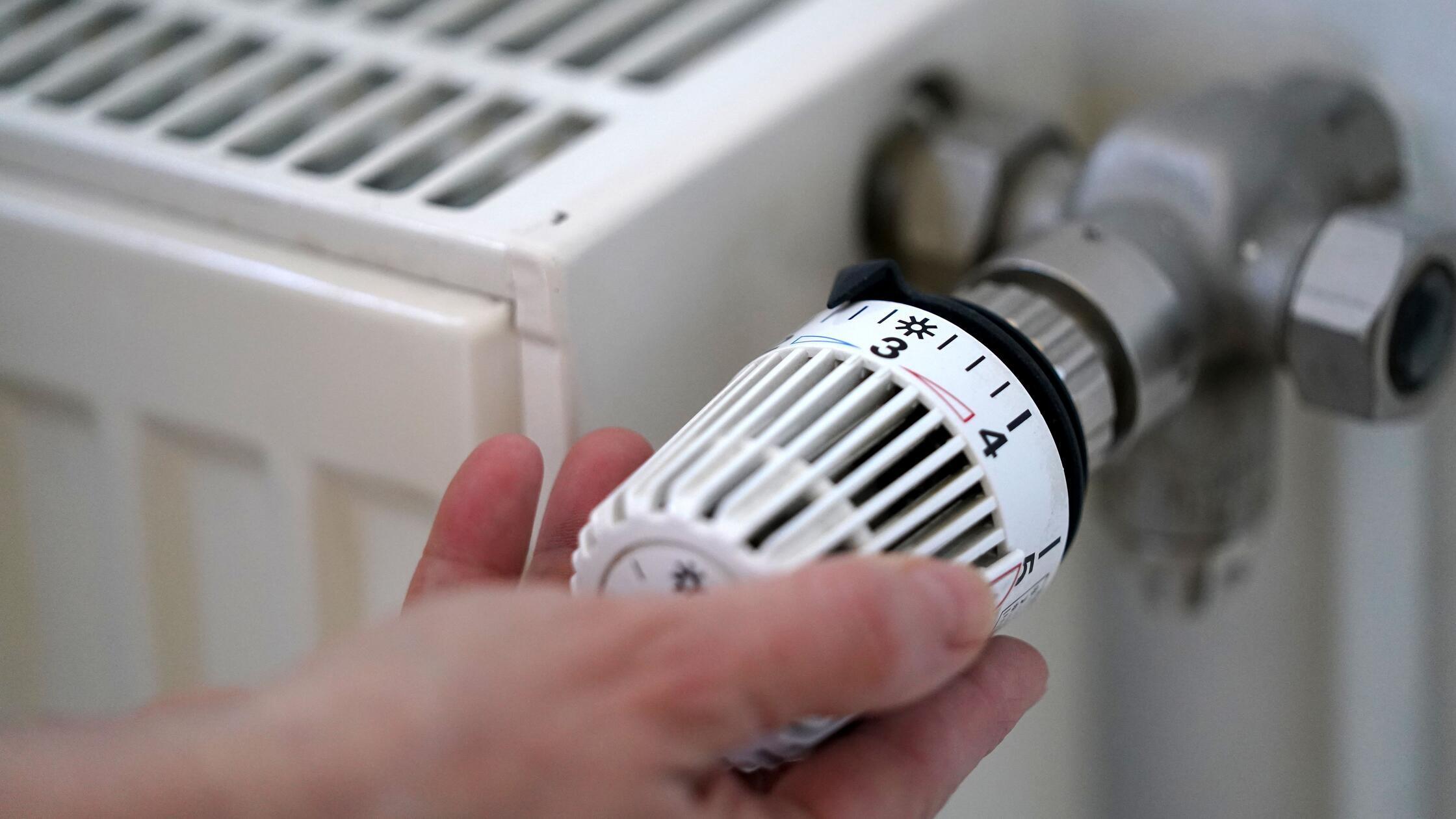 ARCHIV - 09.03.2022, Hamburg: Eine Frau dreht an e