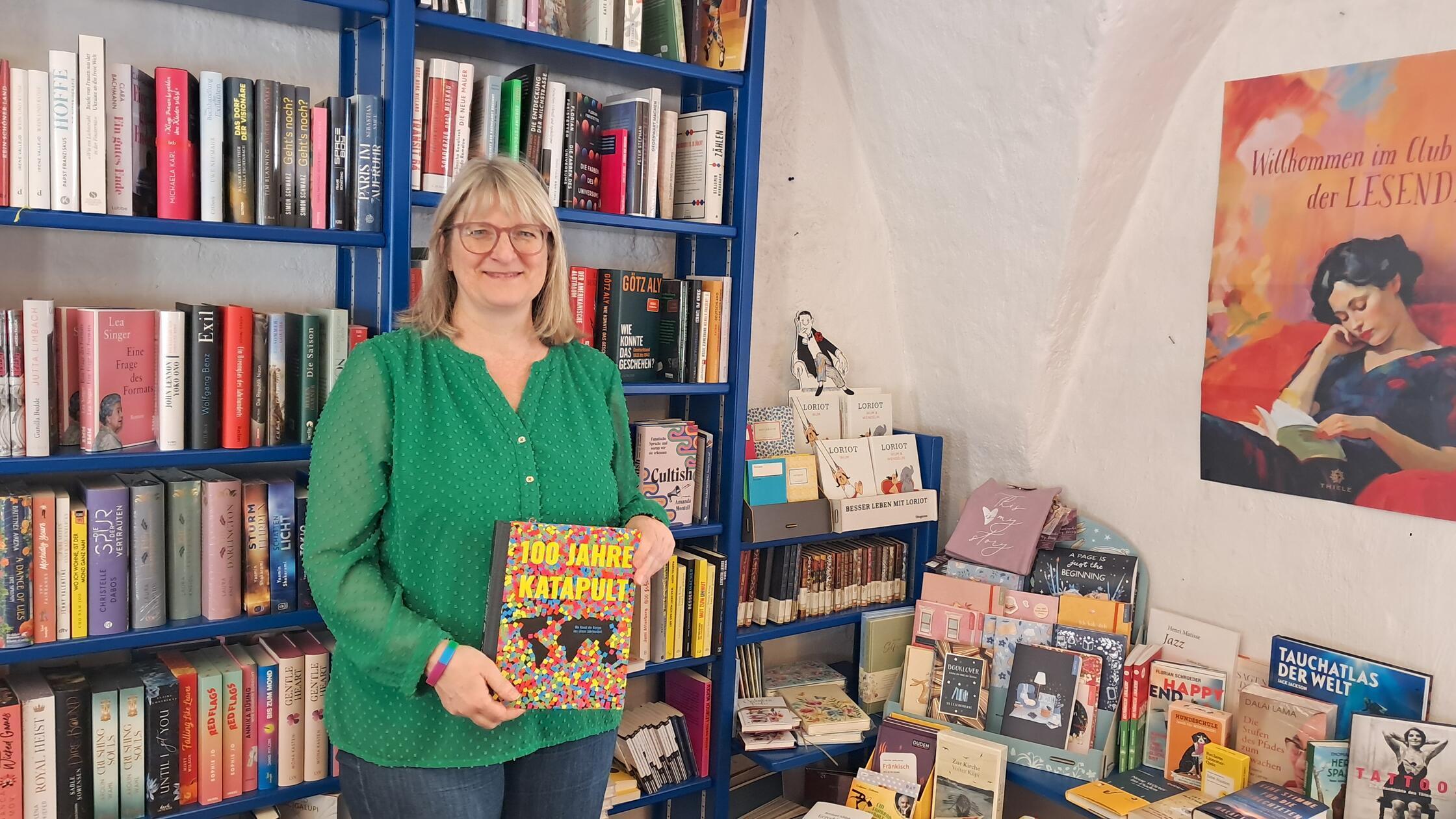 Kerstin Fielk vom "Lesezeichen" in Schwabach freut