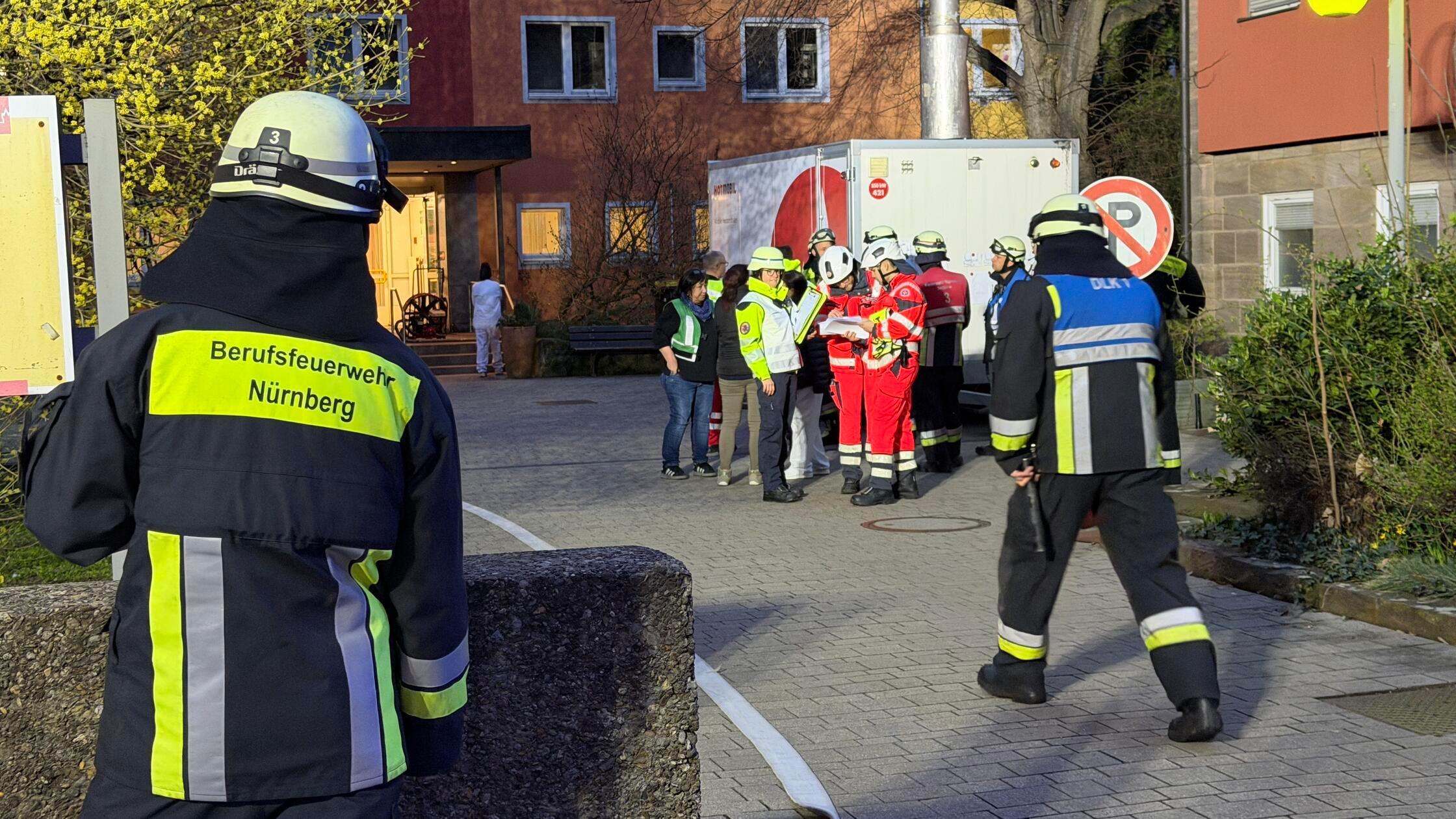 Brand im Seniorenheim: GroÃŸeinsatz der Rettungskr