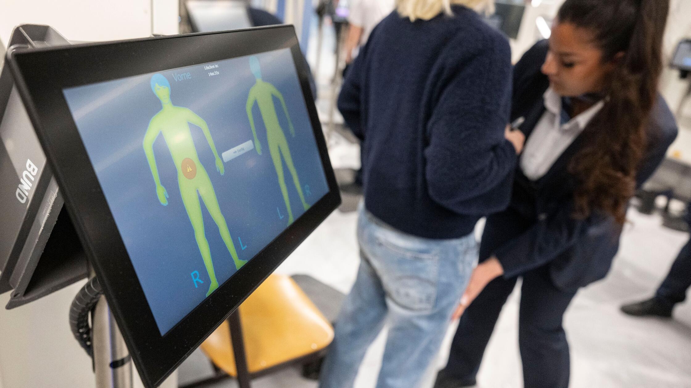 Eine Passagierin wird an der Sicherheitskontrolle 