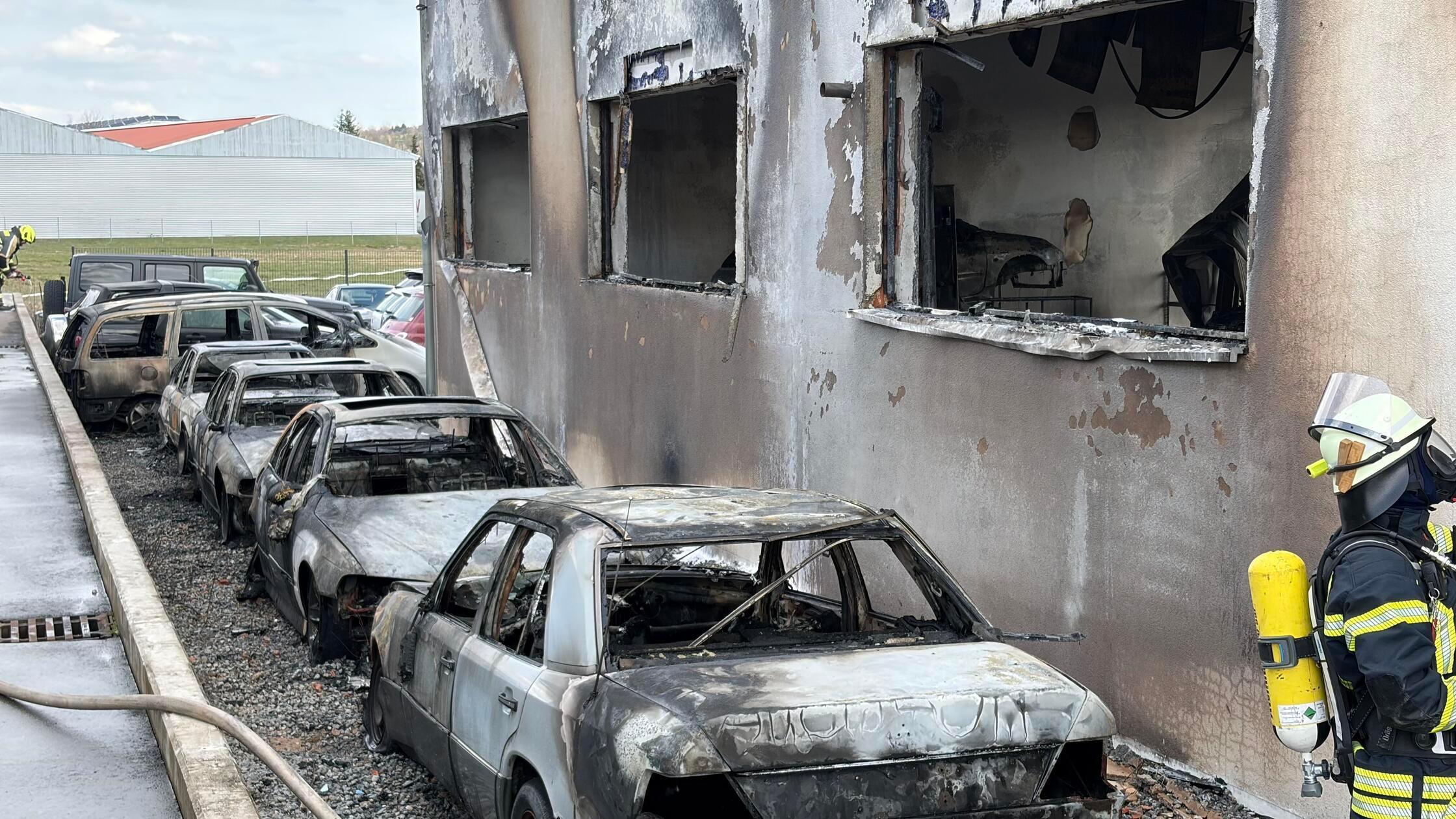 Fahrzeugwerkstatt im Vollbrand: Gelagerte Autos un