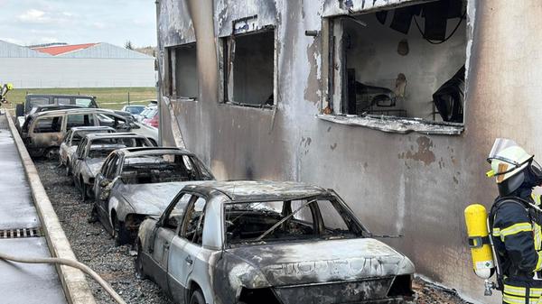 Fahrzeugwerkstatt im Vollbrand: Gelagerte Autos un