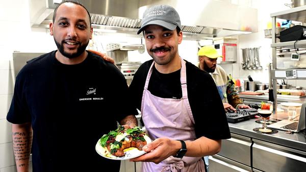 Die Nürnbergerinnen und Nürnberger lieben es, frühstücken zu gehen. An den Wochenenden sind die Spots meist ausgebucht, nur wer Glück hat, ergattert spontan noch ein Plätzchen. Nach der Eröffnung im Sommer 2024 will das Gastronomen-Duo Abel Gebredingl (li.) und Henri Diagne den nächsten Schritt gehen: Ab 4. April gibt es in ihrem Speiselokal Sebald an den Wochenende auch Frühstück.