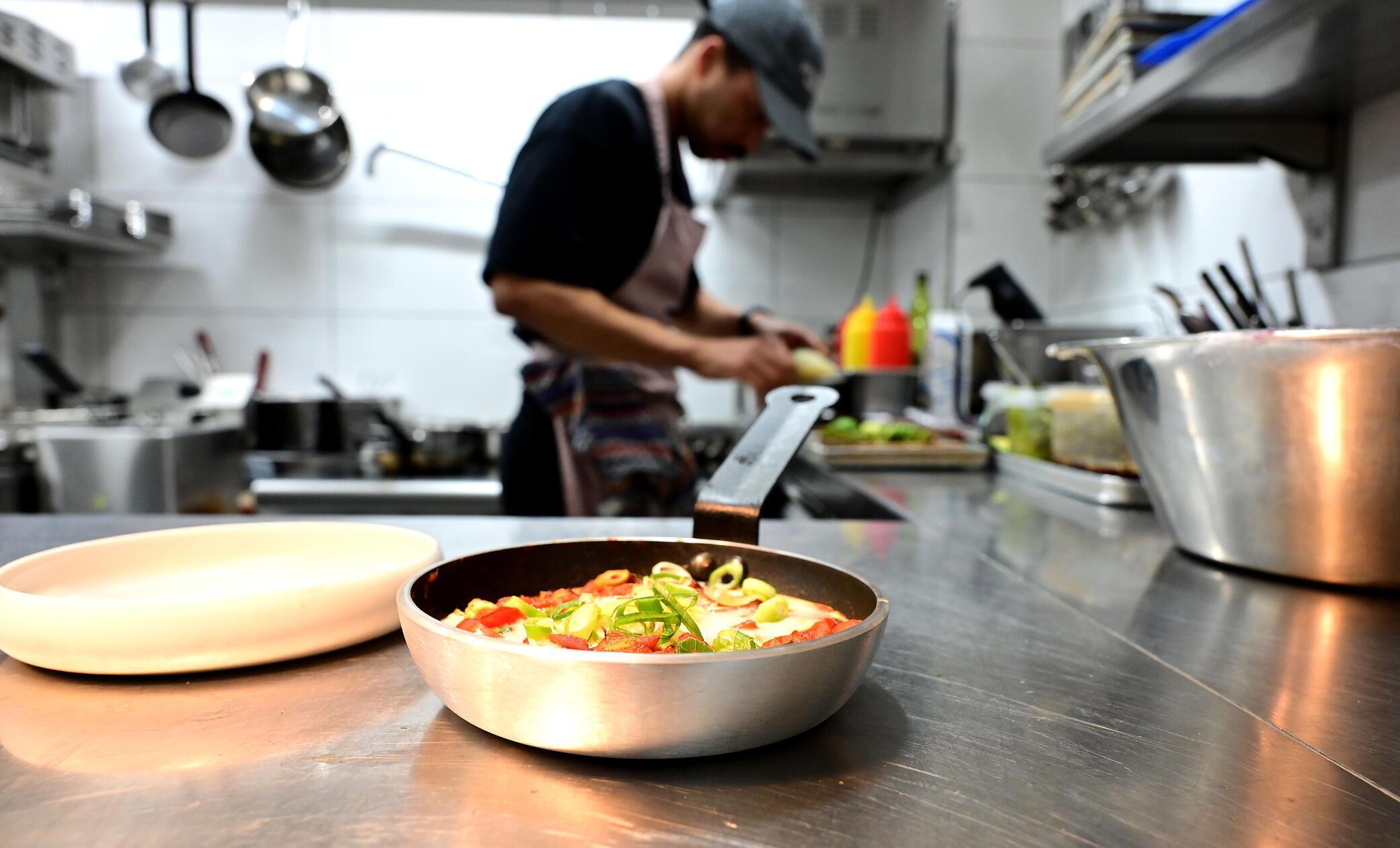 Damit erfüllen die beiden sich einen Traum: Schon bei ihrem Pop-Ups in Vorbereitung auf die Eröffnung ihres eigenen Restaurants sprachen die beiden davon, dass sie Gästen gerne ein Ganztages-Angebot machen möchten.