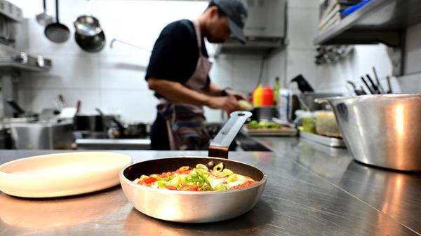 Damit erfüllen die beiden sich einen Traum: Schon bei ihrem Pop-Ups in Vorbereitung auf die Eröffnung ihres eigenen Restaurants sprachen die beiden davon, dass sie Gästen gerne ein Ganztages-Angebot machen möchten.