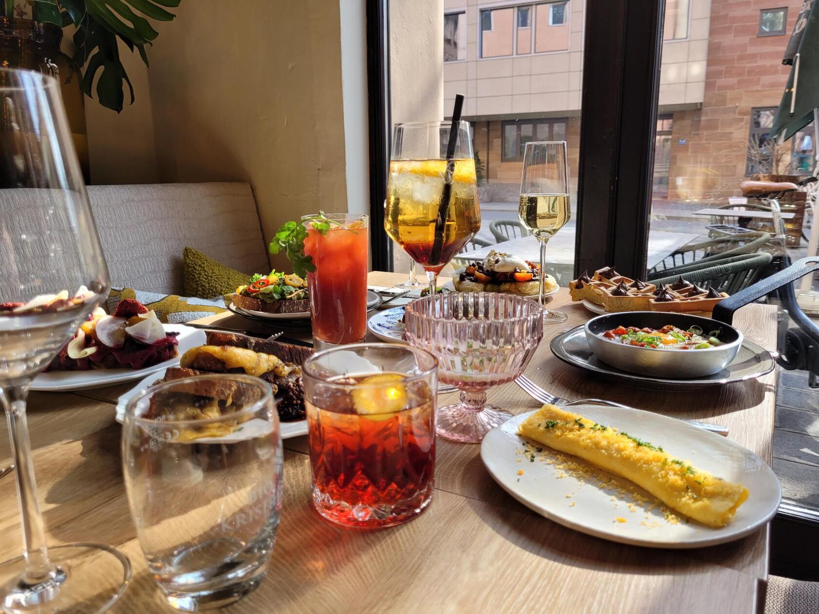 Beim Brunch am letzten Sonntag im April und im Mai setzen die beiden Gastronomen auf das Shared Table-Prinzip: Alle Speisen kommen in die Tischmitte und werden geteilt. Aber auch das Frühstück können sich die Gäste freilich teilen, so Gebredingl. Für 69 Euro ist ein Aperitif beim Brunch inklusive.