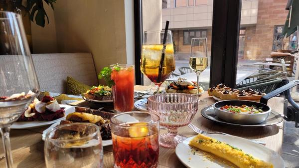 Beim Brunch am letzten Sonntag im April und im Mai setzen die beiden Gastronomen auf das Shared Table-Prinzip: Alle Speisen kommen in die Tischmitte und werden geteilt. Aber auch das Frühstück können sich die Gäste freilich teilen, so Gebredingl. Für 69 Euro ist ein Aperitif beim Brunch inklusive.