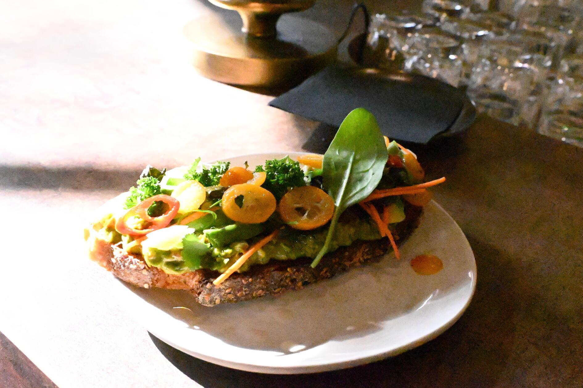 Verschiedene Brote sind der Dreh- und Angelpunkt des Frühstücks- und Brunchangebots, unter anderem dabei: eine Variante mit Avocado, Kumquat, Koriander und Limette. Preislich sollen sich die Speisen zwischen 12 und 16 Euro bewegen.