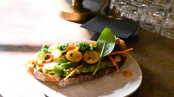 Verschiedene Brote sind der Dreh- und Angelpunkt des Frühstücks- und Brunchangebots, unter anderem dabei: eine Variante mit Avocado, Kumquat, Koriander und Limette. Preislich sollen sich die Speisen zwischen 12 und 16 Euro bewegen.