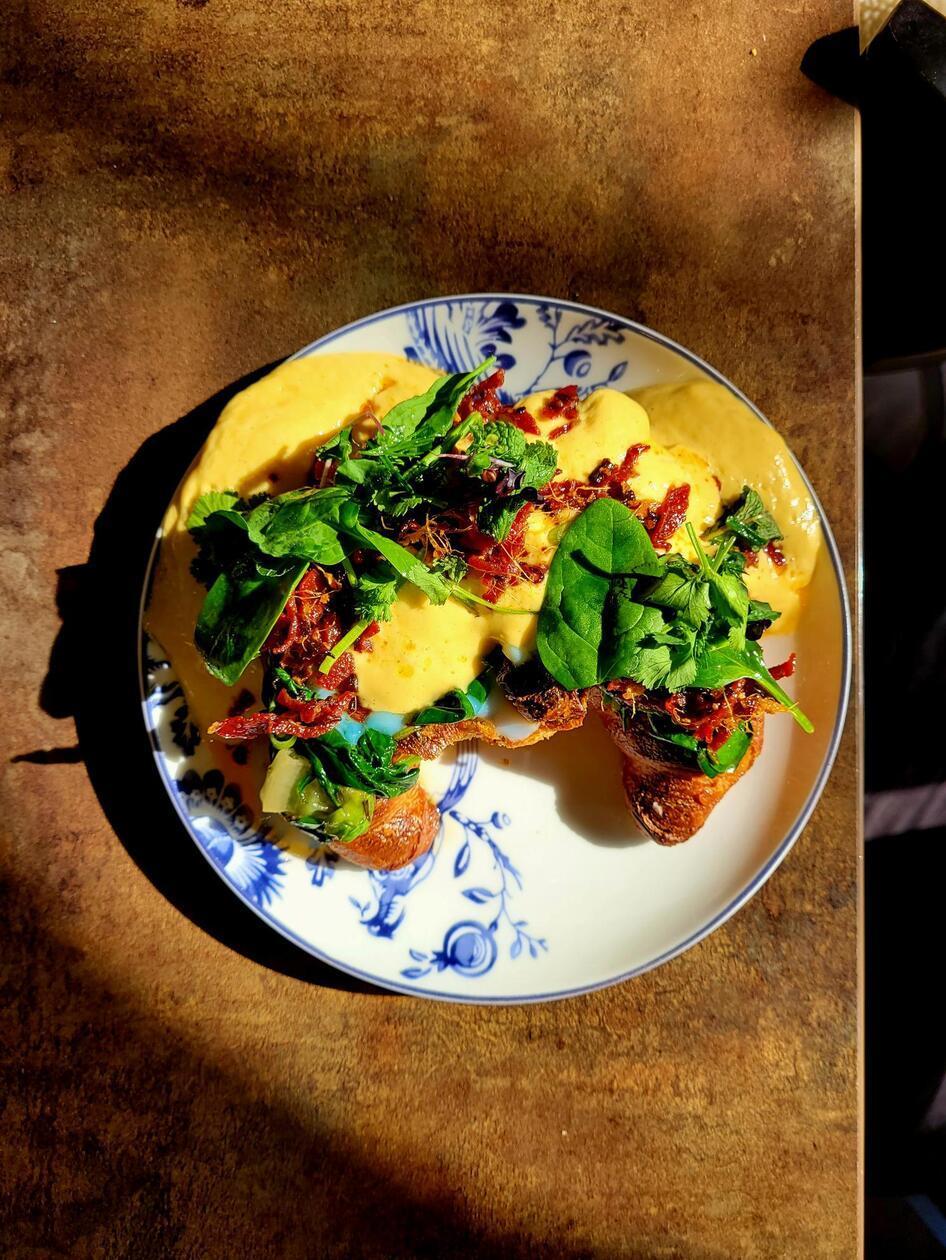 Doch nicht nur Brote spielen eine große Rolle, sondern auch das "Sebald-Ei"; wie die Beiden es nennen. Und so sieht es aus: Das Sebald-Ei im Laugencroissant mit Sucuk, Spinat und Nussbutter.