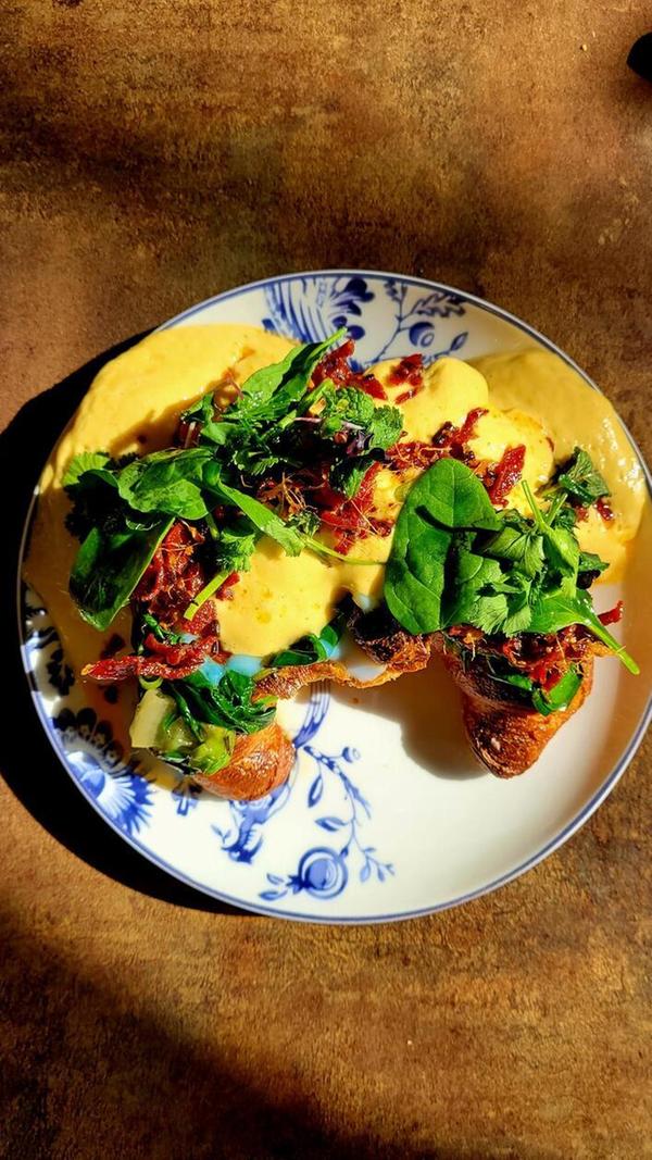 Doch nicht nur Brote spielen eine große Rolle, sondern auch das "Sebald-Ei"; wie die Beiden es nennen. Und so sieht es aus: Das Sebald-Ei im Laugencroissant mit Sucuk, Spinat und Nussbutter.