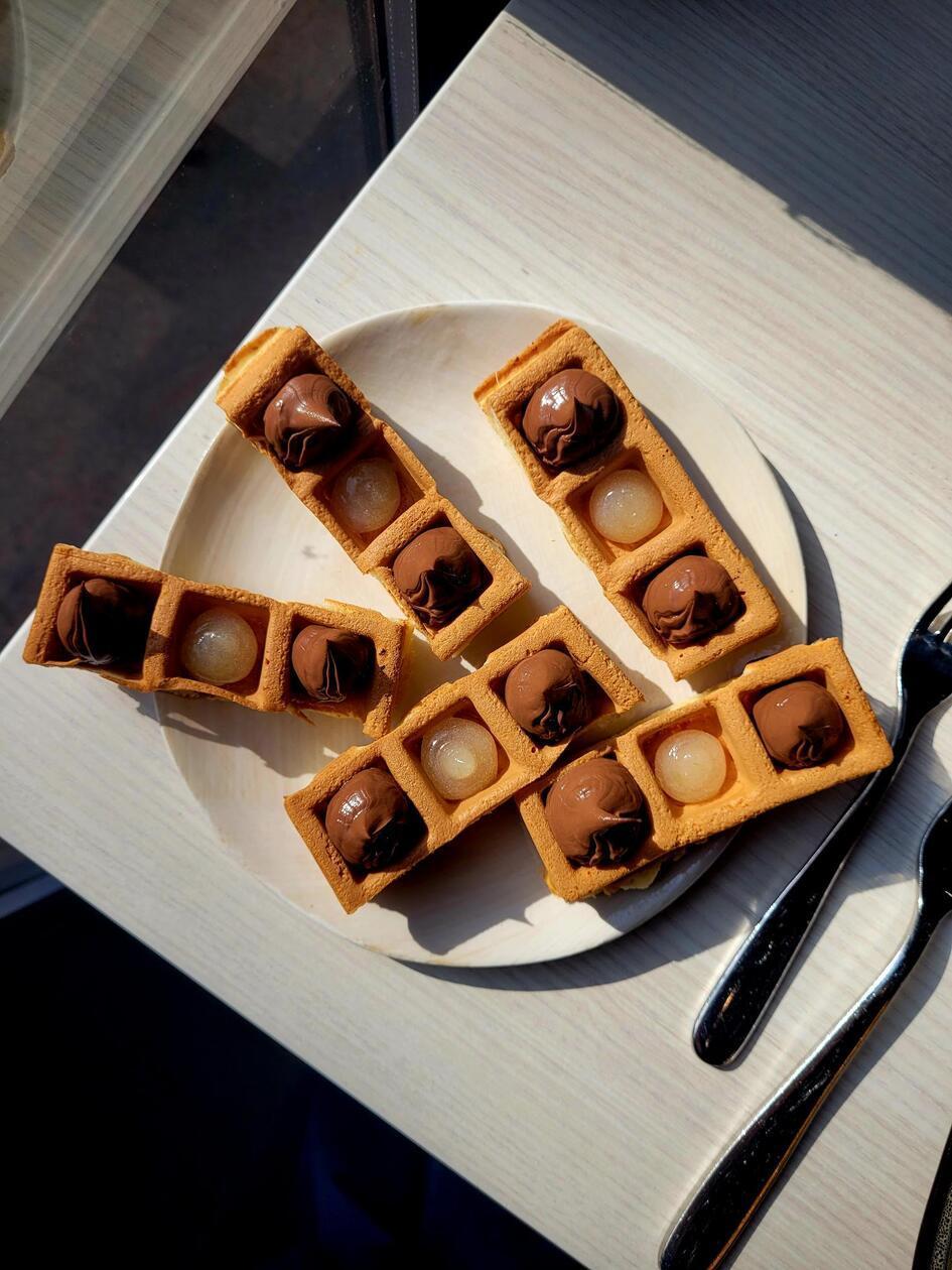Auch Süßes wird an den Wochenenden auf der Speisekarte stehen — wie Waffeln mit Mousse-au-Chocolat und Limettengel.