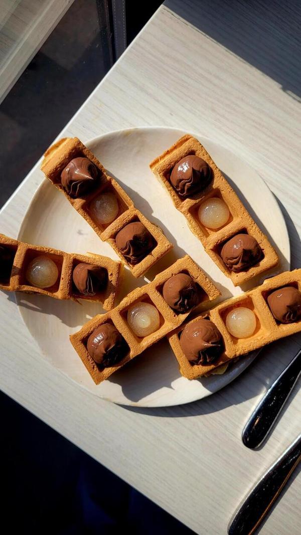Auch Süßes wird an den Wochenenden auf der Speisekarte stehen — wie Waffeln mit Mousse-au-Chocolat und Limettengel.