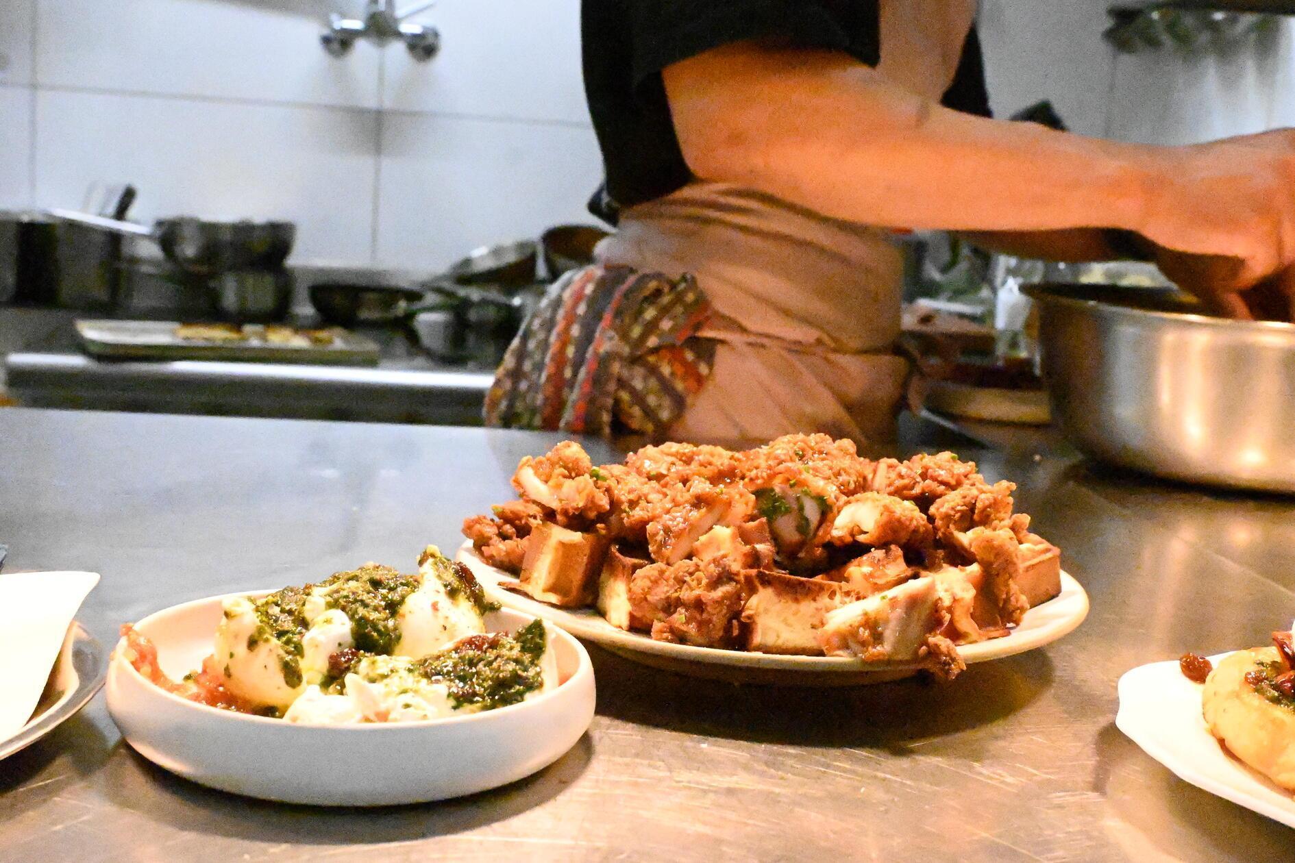 Chicken Waffle und Burrata sind ebenfalls Kompositionen des Küchen- und Co-Chefs Henri Diagne.