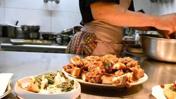 Chicken Waffle und Burrata sind ebenfalls Kompositionen des Küchen- und Co-Chefs Henri Diagne.