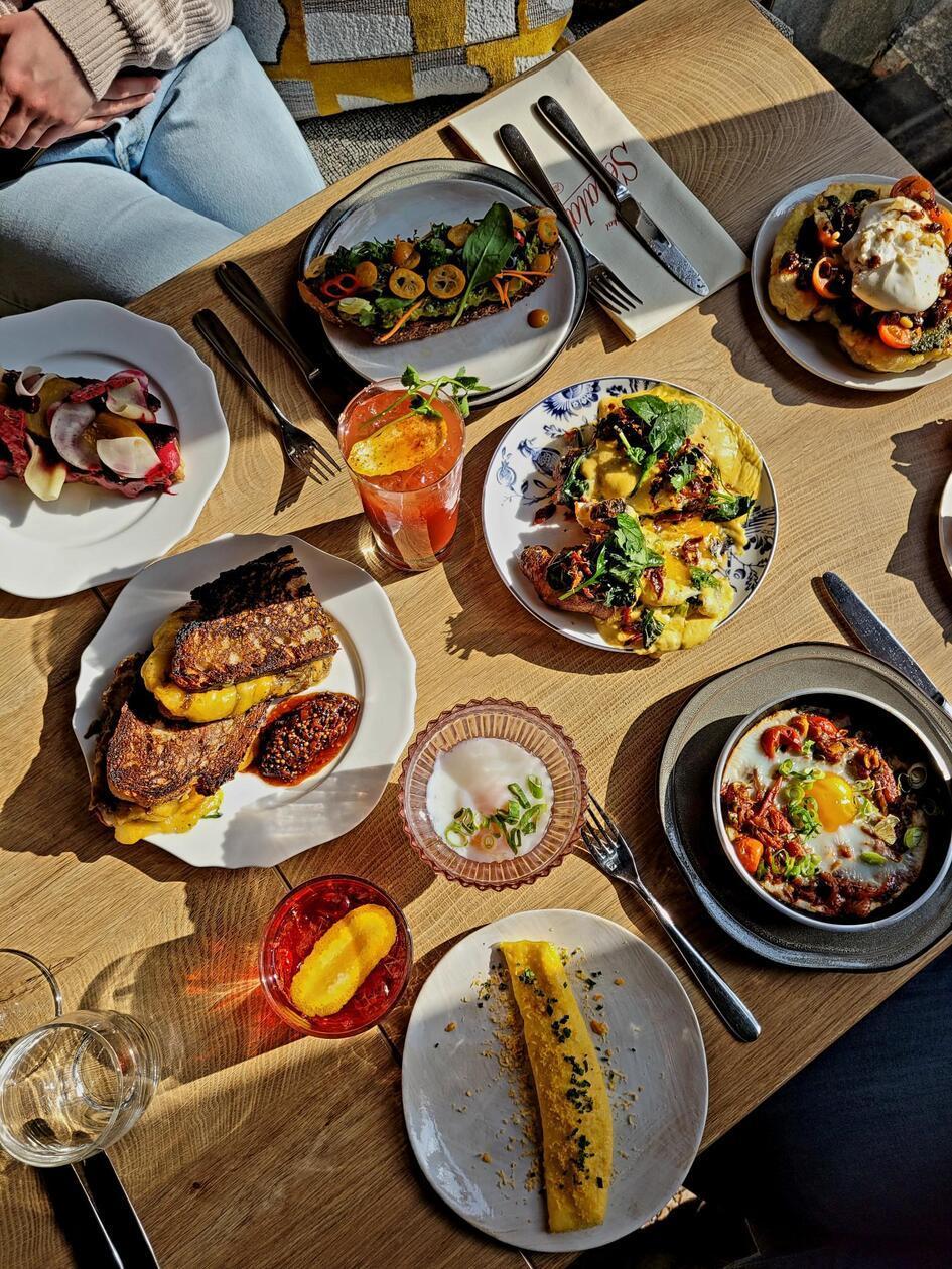 An den Brunchwochenenden, die voraussichtlich erstmal bis Ende Mai andauern sollen, legt auch DJ Xzavier Zulu auf. Das Frühstück startet um 9.30 Uhr, der Brunch um 11.30 Uhr.