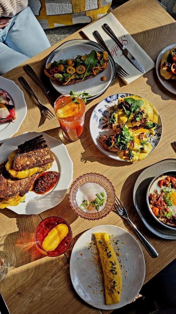 An den Brunchwochenenden, die voraussichtlich erstmal bis Ende Mai andauern sollen, legt auch DJ Xzavier Zulu auf. Das Frühstück startet um 9.30 Uhr, der Brunch um 11.30 Uhr.