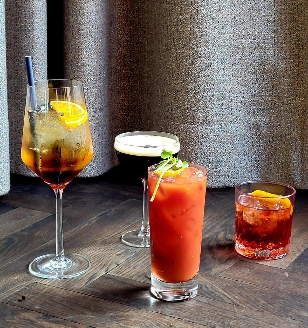 Dazu gibt es extra Drinks, darunter Bloody Mary, Espresso Martini oder Mimosa. Keine Sorge, auch Kaffee gibt es für die Müden. Wenn es das Wetter zulässt, sollen die Gäste auch draußen vor dem Lokal am Weinmarkt 14 sitzen können.