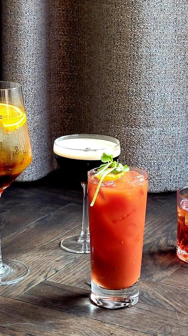 Dazu gibt es extra Drinks, darunter Bloody Mary, Espresso Martini oder Mimosa. Keine Sorge, auch Kaffee gibt es für die Müden. Wenn es das Wetter zulässt, sollen die Gäste auch draußen vor dem Lokal am Weinmarkt 14 sitzen können.