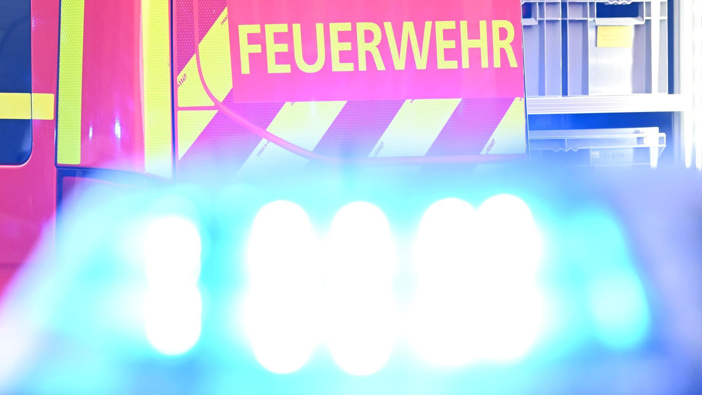 Ein Fahrzeug der Feuerwehr steht bei einem Einsatz