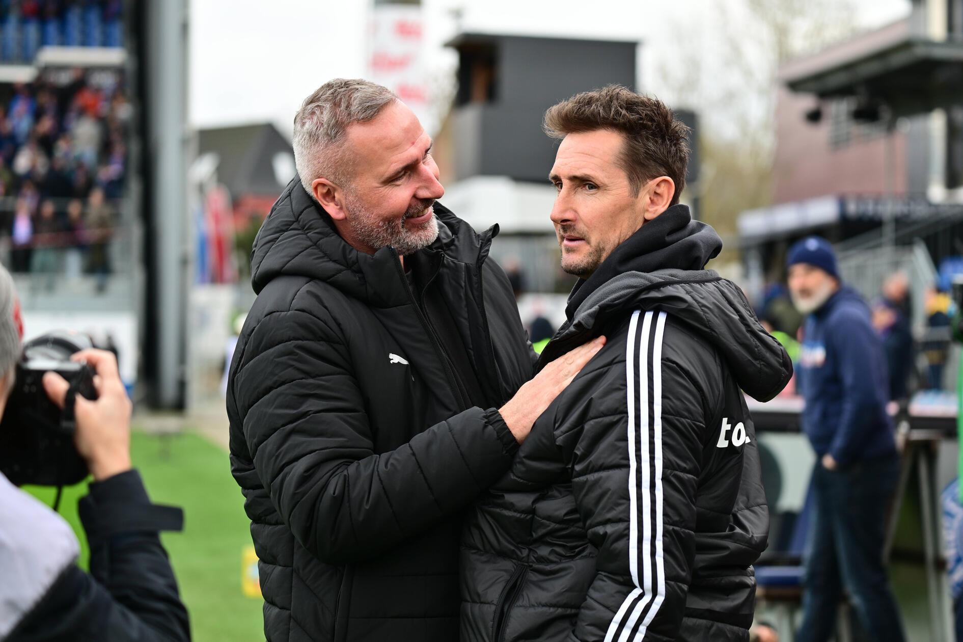 Neben Zoma nahm Club-Coach Klose vier weitere Änderungen vor: Buchmann und Koudossou rückten in die Startformation. Auch Nzingoula und Lubach standen wieder in der ersten Elf.