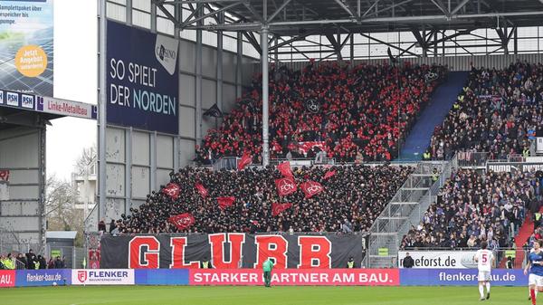 An die Kieler Förde wurden die Franken von einem ausverkauften Auswärtsblock begleitet.