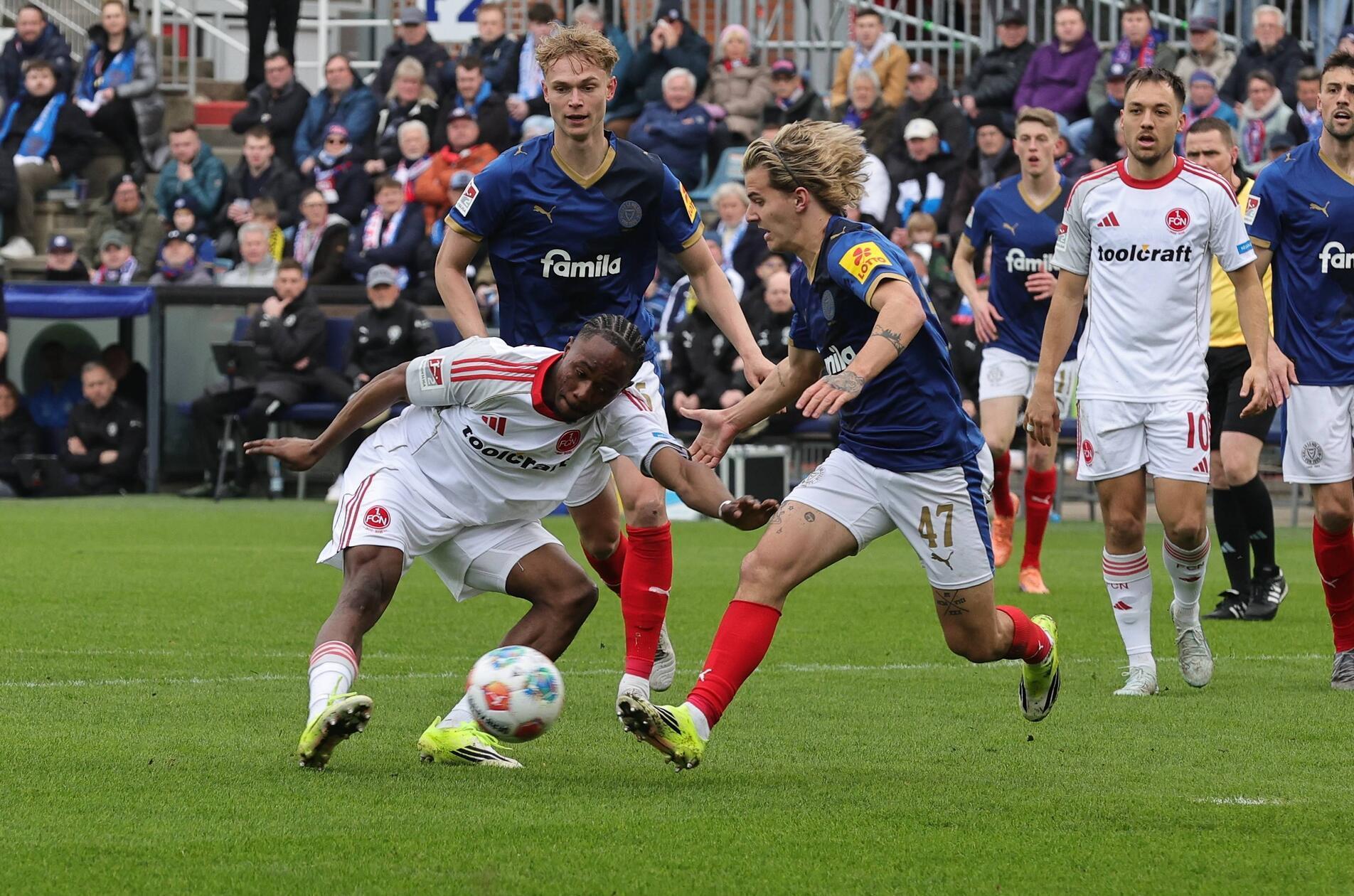 Schiedsrichter Kampka entschied sich nach acht Minuten gegen einen Strafstoß für die Gäste. Tolkin hatte Zomas Abschluss aus kurzer Distanz mit der Hand abgewehrt.