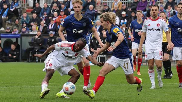 Schiedsrichter Kampka entschied sich nach acht Minuten gegen einen Strafstoß für die Gäste. Tolkin hatte Zomas Abschluss aus kurzer Distanz mit der Hand abgewehrt.