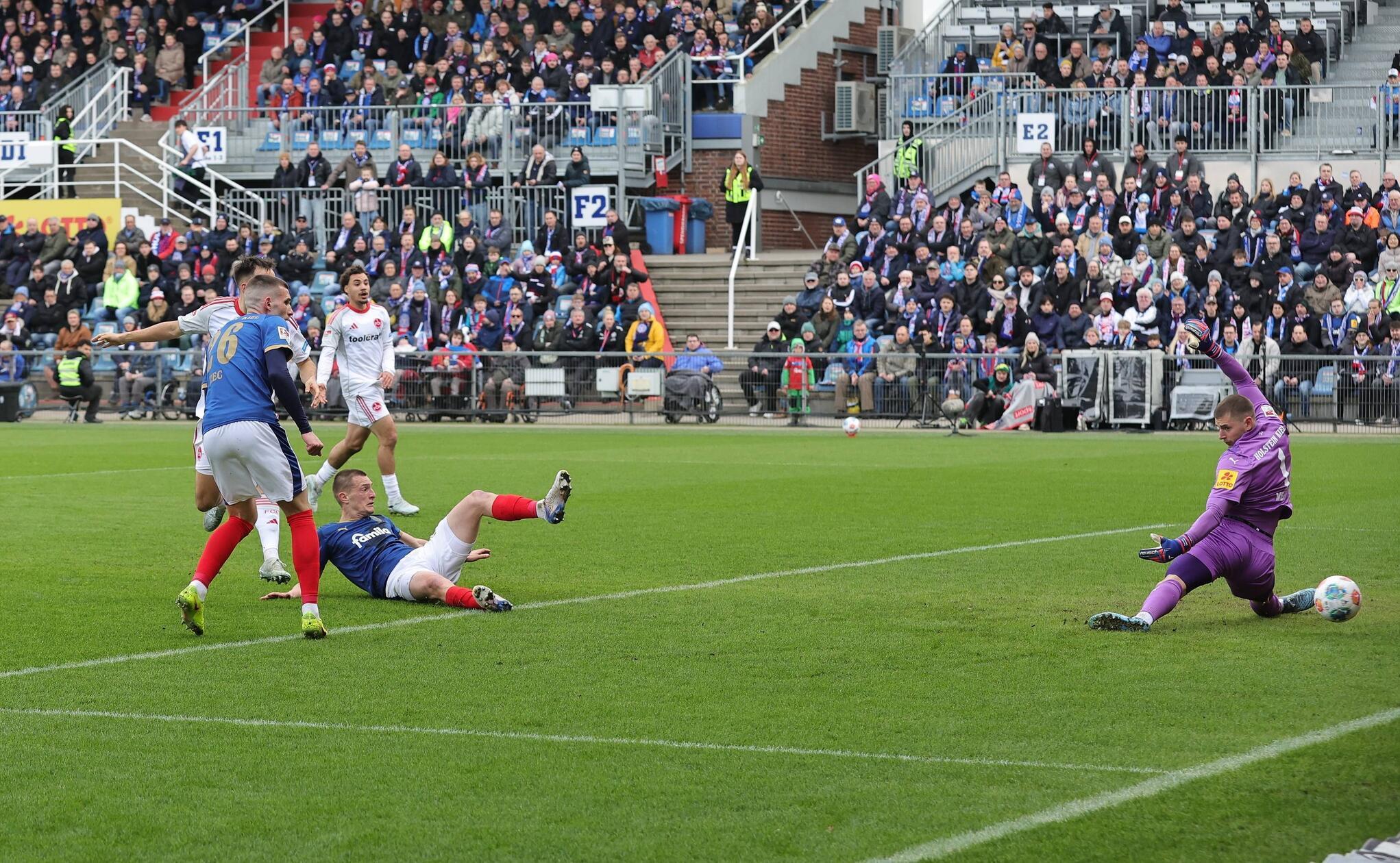 Nach einem Markhiyev-Aussetzer bewahrte Reichert den Club vor dem Rückstand (10.). Beinahe aus dem Nichts ging der FCN dann selbst in Führung: Zoma setzte sich auf Außen durch und gab die Kugel in die Mitte.