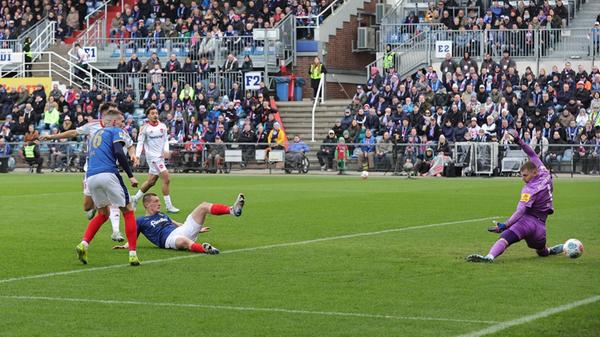 Nach einem Markhiyev-Aussetzer bewahrte Reichert den Club vor dem Rückstand (10.). Beinahe aus dem Nichts ging der FCN dann selbst in Führung: Zoma setzte sich auf Außen durch und gab die Kugel in die Mitte.