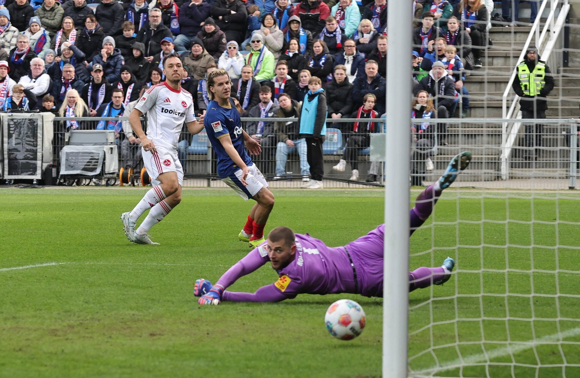 Kurz darauf jubelten die Franken schon wieder - erneut war es Justvan: Weiner kann dem platzierten Flachschuss nur hinterherschauen (22.).