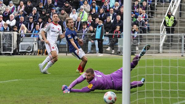 Kurz darauf jubelten die Franken schon wieder - erneut war es Justvan: Weiner kann dem platzierten Flachschuss nur hinterherschauen (22.).