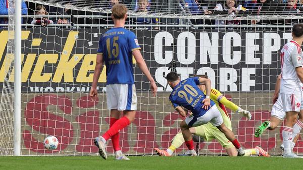 Die Kieler allerdings zeigten die passende Reaktion: Kapralik nutzte seine dritte Torchance zum Anschlusstreffer (29.).