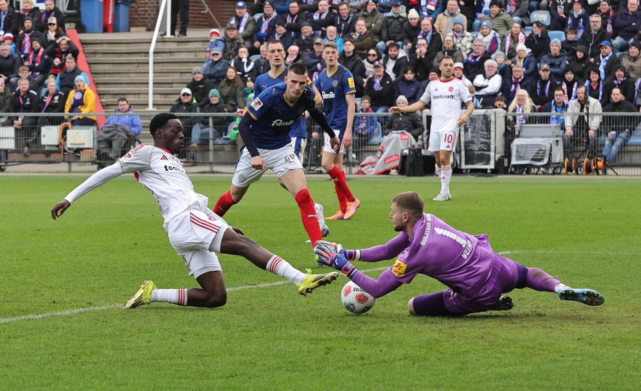 Das Einsteigen des bereits verwarnten Nzingoula gegen Kiel-Torwart Weiner pfiff der Schiedsrichter ab. Der Mittelfeldspieler kam ohne zweite Karte davon (37.).