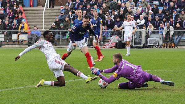 Das Einsteigen des bereits verwarnten Nzingoula gegen Kiel-Torwart Weiner pfiff der Schiedsrichter ab. Der Mittelfeldspieler kam ohne zweite Karte davon (37.).